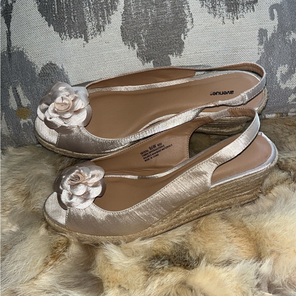 Avenue Women's Cream Slingback Wedges